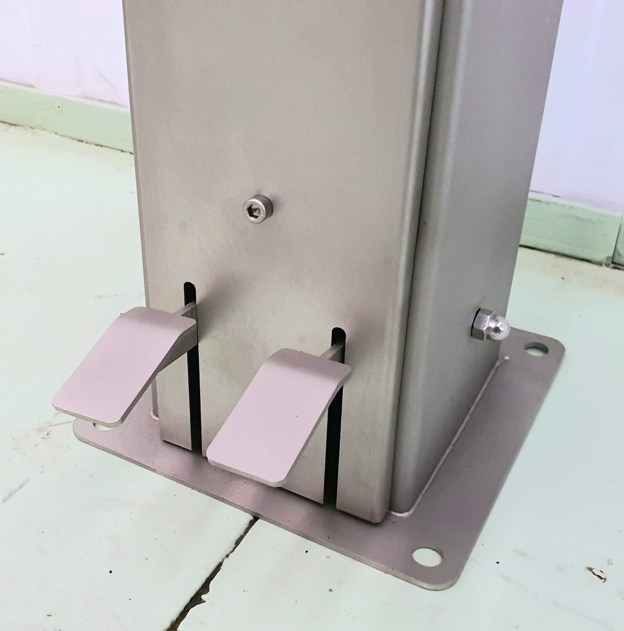 LAVAMANOS DE 2 PEDALES CON JABONERA INOX miniatura 5